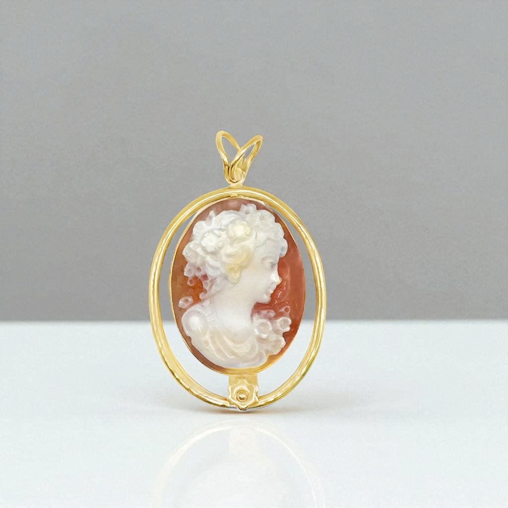Shell Cameo Pendant In 14kt Yellow Gold